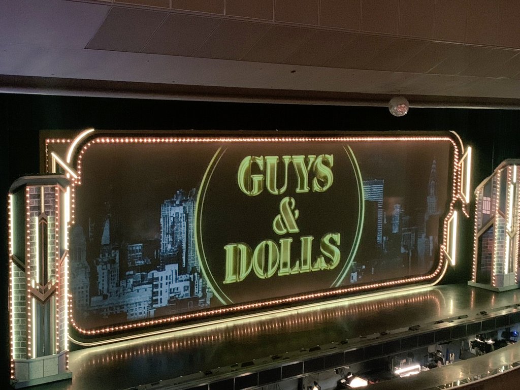 kyun_02's tweet photo. 今日は楽しみにしてた月組公演『GUYS AND DOLLS』観劇してきました！
スーツかっこいい🥰ぁあスーツに惹かれる❤️
2階席だったけど裸眼で充分お顔拝見できたわ🎵
ランチには元タカラジェンヌさんのお店Cafe de Voilaでパンケーキいただきました✨また行きたい😆 https://t.co/DTofhQhHh4