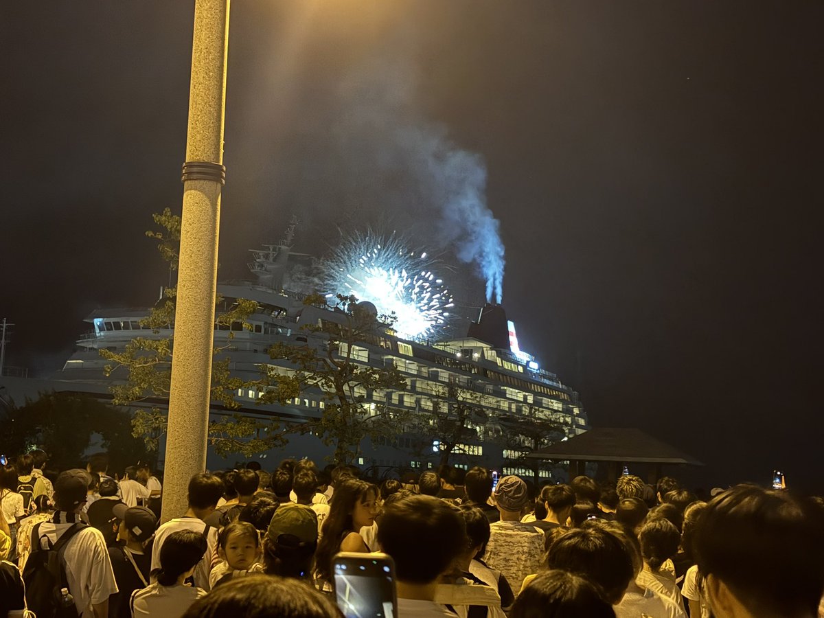 scsyama1's tweet photo. 花火大会良かったけど、残念だったのは大型客船があり低い花火が見れなかった
船からはよく見れただろうけど、庶民は見れない。
まさに、格差社会！
なんてね https://t.co/ugczGPUXJ5