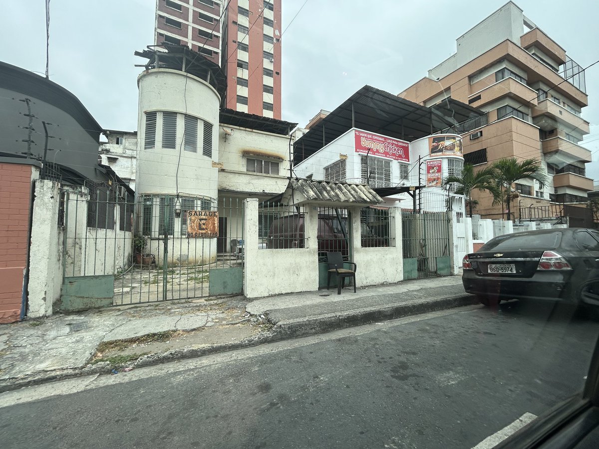 sick_boy's tweet photo. Quisiera ser millonario para salvar las casas y edificios de guayaquil 🥺🥺

No teniamos una ciudad fea… la hicimos asi a proposito 😭 https://t.co/gjRDqivYHU
