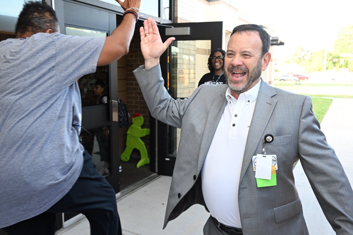Bonus for <a href="/HorneElementary/">Horne Elementary</a> — the superintendent is handing out hugs &amp; high fives on the #CFISDfirstday! #CFISDback2school