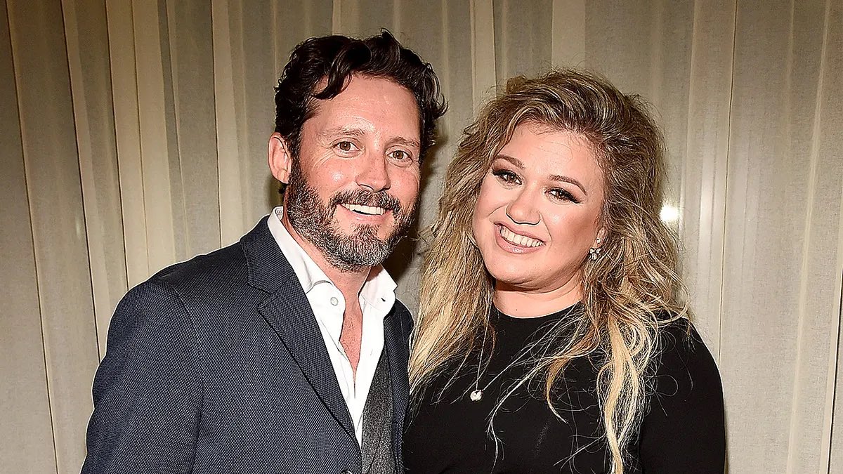 Se enteraron lo que está pasando con Kelly Clarkson? Es tremendo

7 años casada y 2 hijos con un tipo, lo pone de manager. Se terminan divorciando, ella descubre que le cagó mucha guita y entran en demandas

Hace poco empieza a cancelar shows sin motivo, todos la bardean, ella