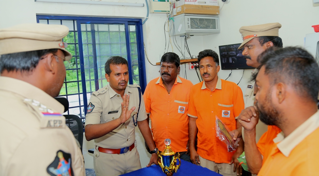 police_guntur's tweet photo. //గుంటూరులోని పోలీస్ పెట్రోల్ బంక్ కు ఉత్తమ నిర్వహణ(Best Maintenance) అవార్డు.సిబ్బందిని అభినందించిన జిల్లా ఎస్పీ శ్రీ సతీష్ కుమార్ ఐపీఎస్ గారు,.//
@APPOLICE100
@HomeMinisterAP
#PolicePetrolStation
#BestMaintenance
#RetailOutlet
#BestQuality
#Award
#SuggestionsForStaff https://t.co/iYWfmMnDxt