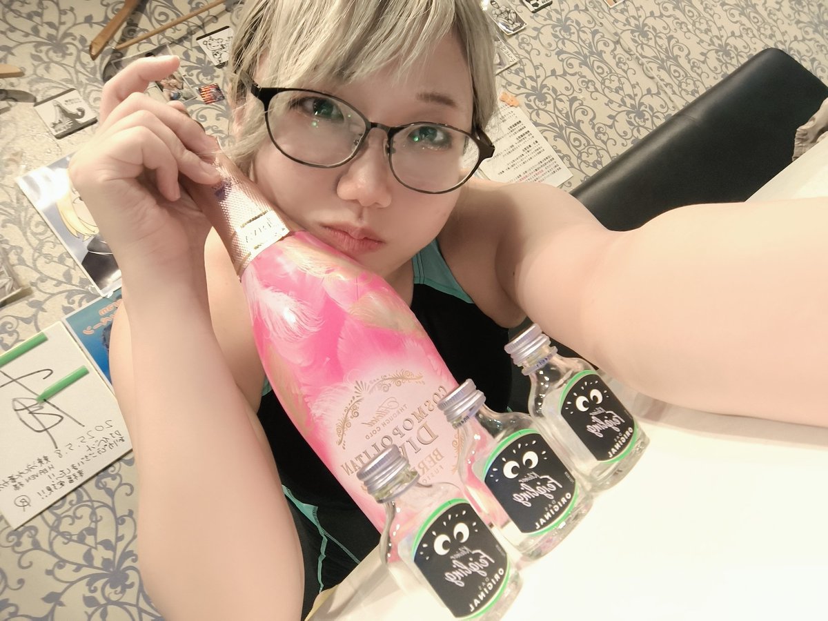 本日もありがとうございました〜！！
ポケポケの勝利のシャンパン嬉しすぎる！！！
#競泳水着 ＃コンカフェ