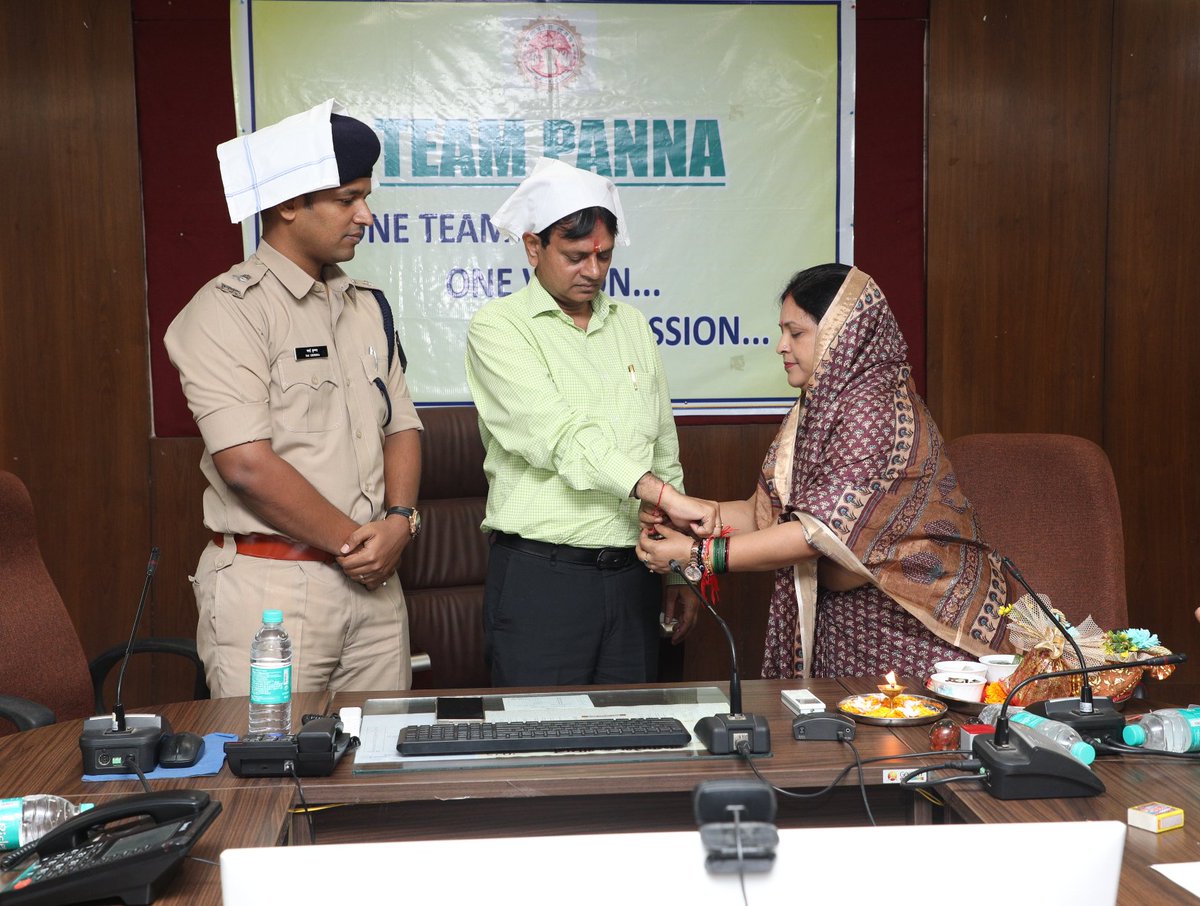 CollectorPanna's tweet photo. कलेक्टर एवं पुलिस अधीक्षक को बांधी राखी
महिला सुरक्षा की ली गई शपथ
महिला एवं बाल विकास विभाग अंतर्गत नगरीय क्षेत्र की लाड़ली बहनों और आंगनबाड़ी कार्यकर्ताओं द्वारा 
#JansamparkMP #Panna https://t.co/7HLF7nDBr0