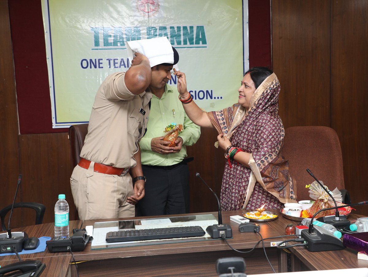 CollectorPanna's tweet photo. कलेक्टर एवं पुलिस अधीक्षक को बांधी राखी
महिला सुरक्षा की ली गई शपथ
महिला एवं बाल विकास विभाग अंतर्गत नगरीय क्षेत्र की लाड़ली बहनों और आंगनबाड़ी कार्यकर्ताओं द्वारा 
#JansamparkMP #Panna https://t.co/7HLF7nDBr0