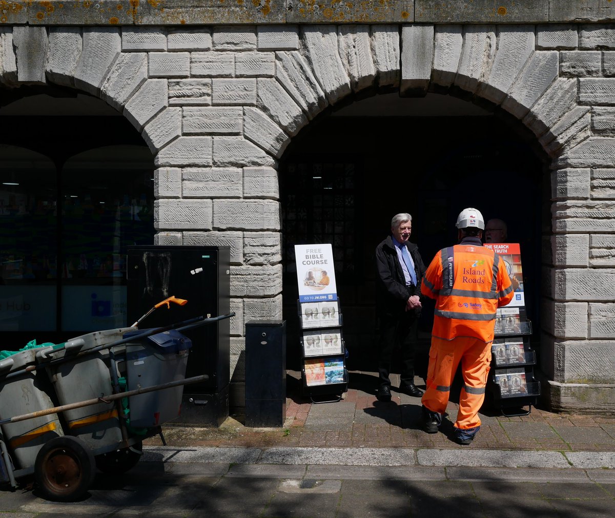 Road Cleaner - (Matthew 7:13-14)
"Cleaning the broad and narrow roads".
#street #streetphotography  #bibleverse #gx80 #gx85 #leicasummilux #summilux15mm #lumix #panasoniclumix #protectyourhighlights  #arch #isleofwight #photography
#microfourthirds #m43 #micro43
#jehovaswitness