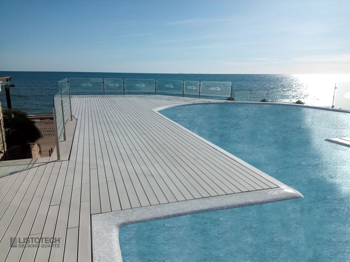 Listotech's tweet image. Perché anche l’estate merita una base solida… e bellissima.
Le doghe Listotech sono la scelta ideale per valorizzare ogni spazio outdoor con eleganza, funzionalità e resistenza.Realizzate in materiale composito avanzato, sono perfette per bordi piscina,terrazze,soluzioni marine.