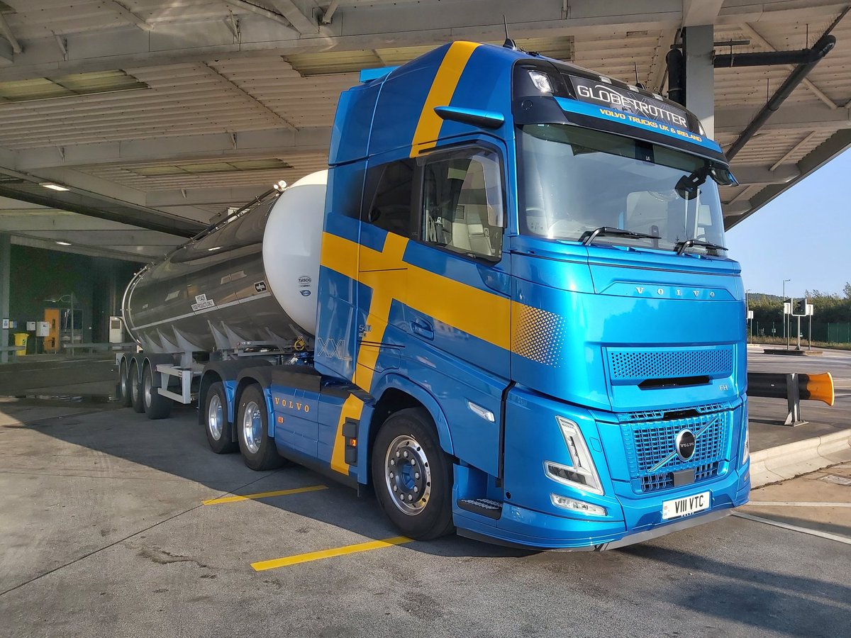 After another breakdown for my poor aging truck, I got the keys to Volvos brand new  FH 540 XXL twin tag from their national Press and Journalist demonstrator fleet for a few day. It was an excellent drive and its top spec features made living comfortable too