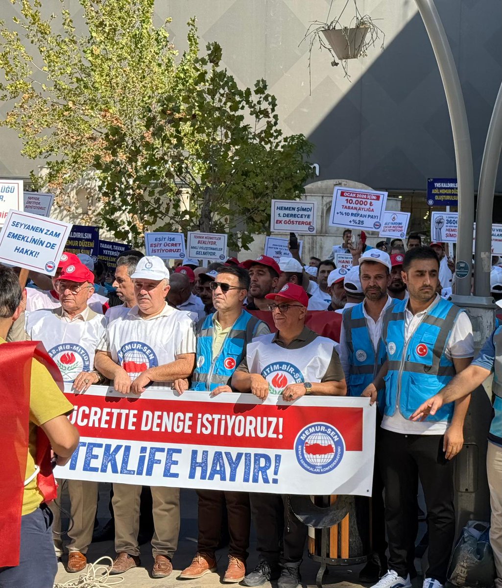 Büro Memur-Sen Batman tweet media