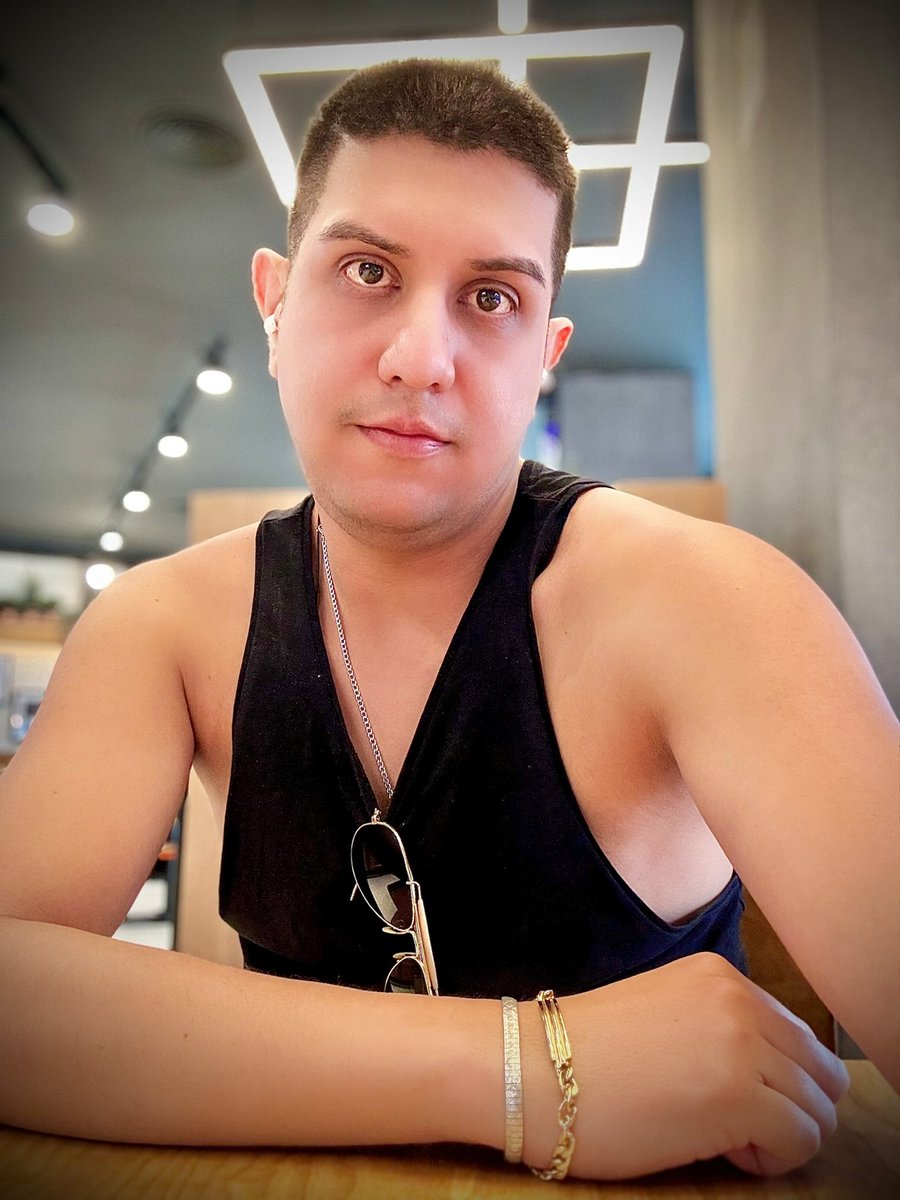 chriscamilo89's tweet photo. Has olvidado mirarte como miras a los demás. A ellos los entiendes, cuidas, perdonas y le das espacio. A ti te exiges. Te reprochas te abandonas, te dejas para el final.

Pero cómo vas a construir una vida con sentido si estás dejando fuera a la persona más importante de tu vida? https://t.co/qMOxWjV2Ts