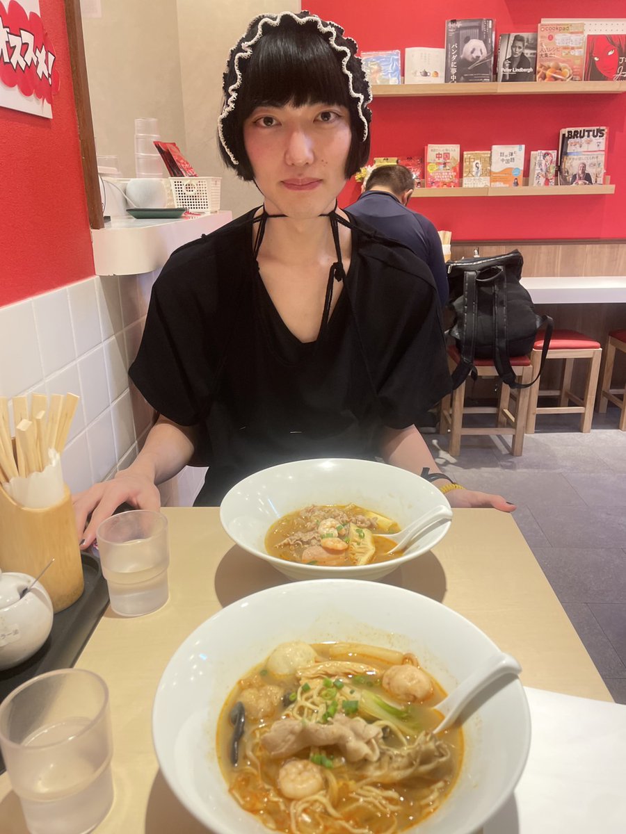 人生初麻辣湯に付き添ってもらいました‼️あれも食べたいこれも食べたいって取ってたら亀亀の倍くらいの量になってた‼️私って強欲すぎ😔
亀亀の可愛い黒ﾍｯﾄﾞﾄﾞﾚｽコーデも見てちょ。