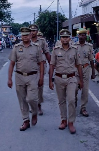 जनपद कुशीनगर में शान्ति एवं कानून व्यवस्था को सुदृढ़ बनाये रखने हेतु थाना पटहेरवा पुलिस बल द्वारा थाना क्षेत्रान्तर्गत पैदल गश्त व जनमानस से संवाद कर उनकी सुरक्षा के प्रति आश्वस्त किया गया। #UPPolice