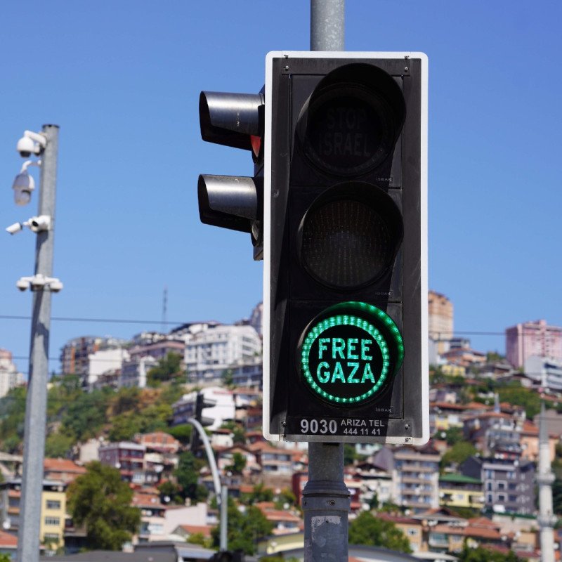 bpthaber's tweet photo. Kocaeli’de trafik ışıklarına “Free Gaza” ve “Stop Israel” yazıları yapıştırıldı. https://t.co/FcURIPPoFy