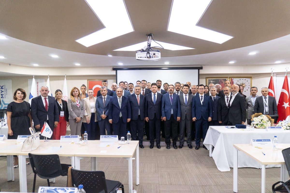 Mesleki Yeterlilik Kurumu 4. Olağanüstü Genel Kurulu, MYK Yönetim Kurulu asil ve yedek üyeliklerini belirlemek amacıyla 13 Ağustos 2025 Çarşamba günü MYK Hizmet Binası’nda gerçekleştirildi.

Genel Kurul; Çalışma ve Sosyal Güvenlik Bakan Yardımcımız Sayın Faruk ÖZÇELİK, işçi ve