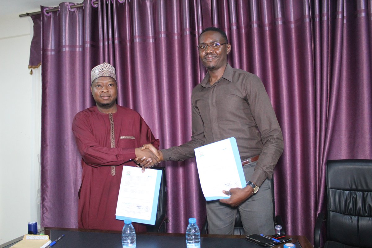 cam_crid's tweet image. CRID signed a partnership with @TOURISTIQUEEXP1 (#TL), specializing in intercity delivery. This collaboration supports #CRID’s #sequencing services under the #AVecGen project. TL will safely transport #biological samples from ten #Cameroon regions to CRID’s facilities in Yaoundé.