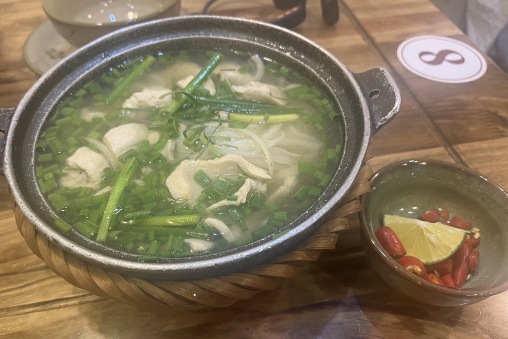 tomoki467's tweet photo. 急遽休みが出来たので、初ハノイ。
安定して美味しいフォーと春巻きをいただきます🙏
ハノイビールは200円でめっちゃ美味しい🍺 https://t.co/jcGhvyneGE
