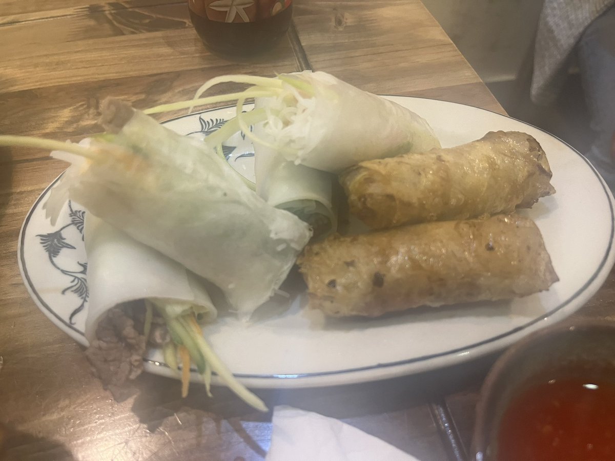 tomoki467's tweet photo. 急遽休みが出来たので、初ハノイ。
安定して美味しいフォーと春巻きをいただきます🙏
ハノイビールは200円でめっちゃ美味しい🍺 https://t.co/jcGhvyneGE