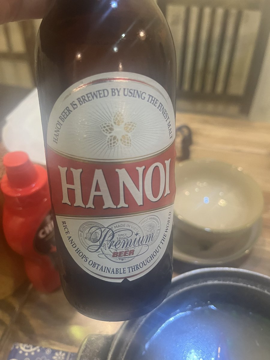 tomoki467's tweet photo. 急遽休みが出来たので、初ハノイ。
安定して美味しいフォーと春巻きをいただきます🙏
ハノイビールは200円でめっちゃ美味しい🍺 https://t.co/jcGhvyneGE