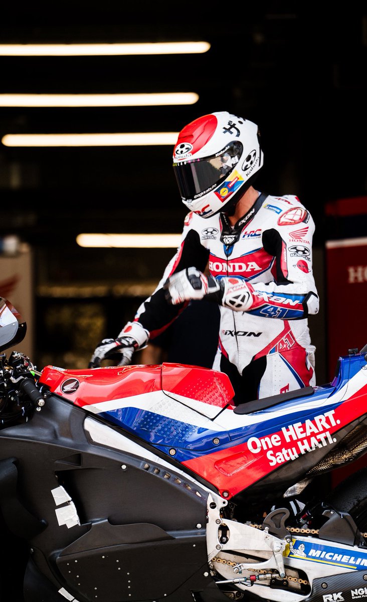 El segundo asiento del LCR Honda da para película de terror este 2025. Sigue de baja Chantra -el piloto más lento de la parrilla, de lejos- y Aleix Espargaró tiene que subirse a la Honda en Hungría para sustituir.

Sigue su trabajo con HRC como probador. 

#MotoGP