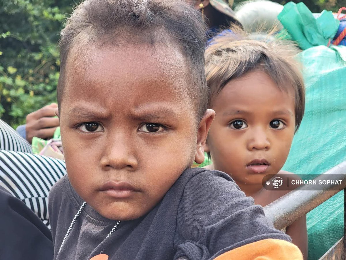 5o_tenpheaa's tweet photo. Some families who lived near the border are now fleeing to safe area again. Looks at those innocent kids, they don't deserve to suffer like this 💔😔 May God bless them and all our brave soldiers.

Implement The Ceasefire Agreement 

#ThailandAgainstGBC
#ថៃជាអ្នកបំពានបទឈប់បាញ់
#ThailandViolatestheceasefire