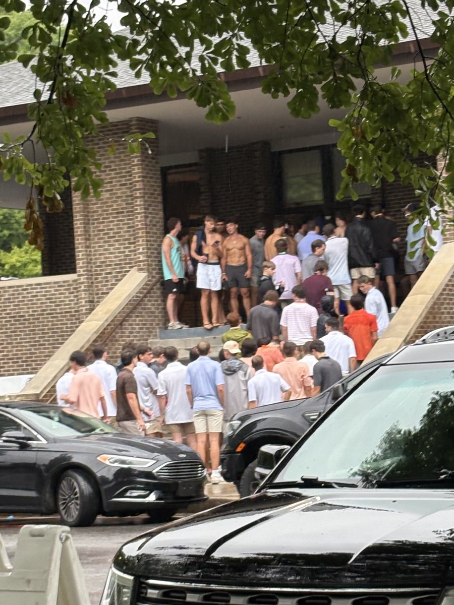 martyflava's tweet image. Yo bro let’s take our shirts off and flex to these kids #PIKE #FERDA