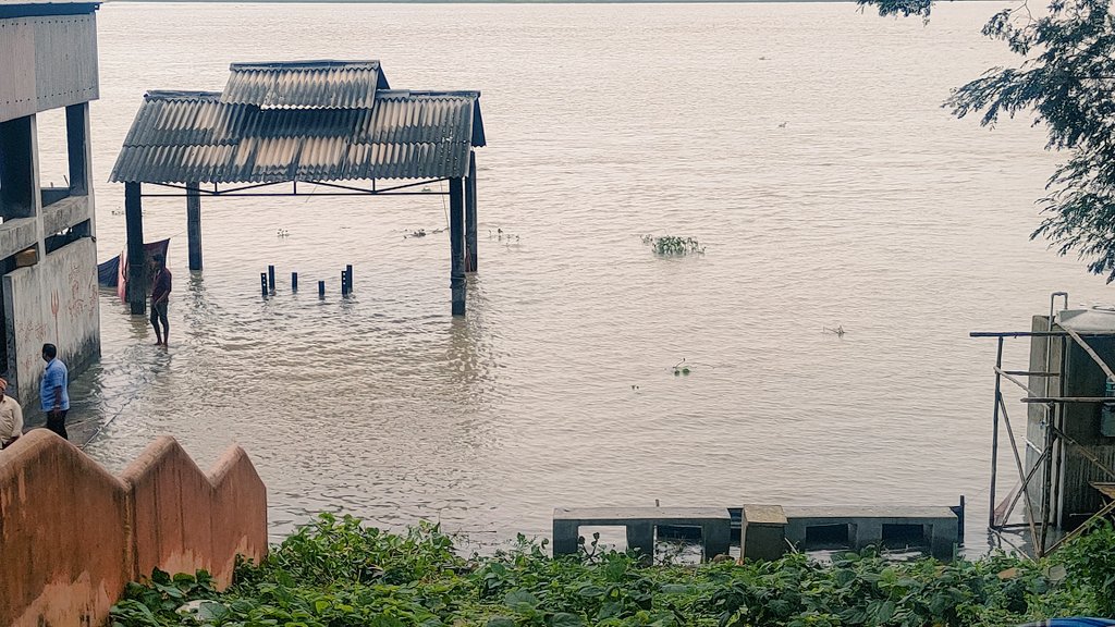 FarakkaBasi's tweet photo. মুর্শিদাবাদ জেলার ফরাক্কায় গঙ্গা নদী ভয়াবহ বন্যার সম্মুখীন হচ্ছে।

নদীর বর্তমান স্তর ২৩.৮৮ মিটার, যা ক্রমবর্ধমান,  এবং বন্যার প্রবণতা নির্দেশ করে।

এই স্তরটি তার বিপদসীমার ২২.২৫ মিটার থেকে ১.৬৩ মিটার উপরে প্রবাহিত হচ্ছে।
@CWCOfficial_FF #farakkabasi https://t.co/FzOku5xZgX