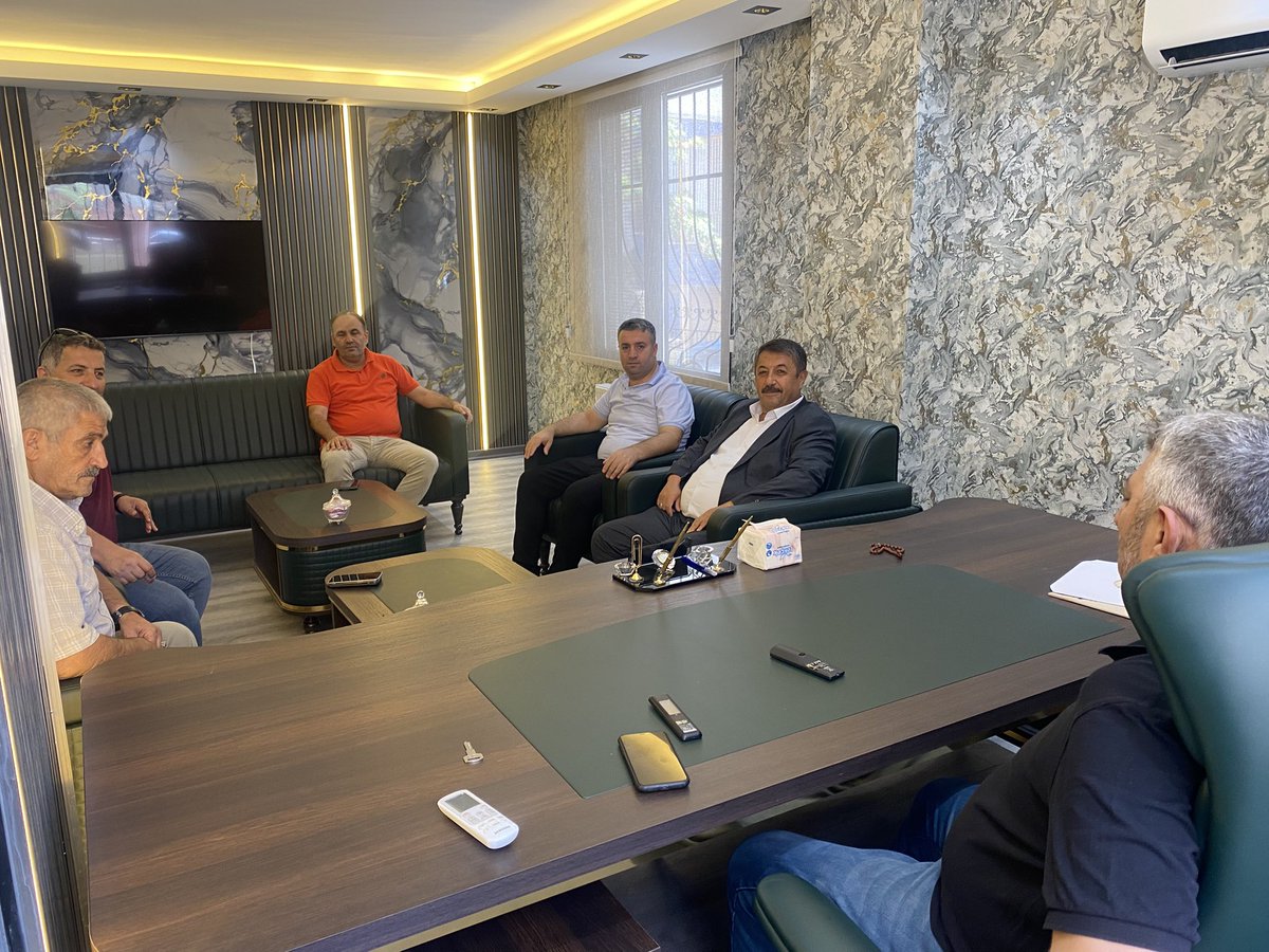 Hilvan muhtarlar derneği Başkanı Amcamoğlu <a href="/HalilBayuk1/">Halil Bayuk</a> yeni bürosuna hayırlı olsun ziyaretinde bulunduk. Rabbim hayırlı uğurlu etsin.Kibar ev sahipliği için muhtarımıza teşekkür ederiz. <a href="/MehmetBaylan/">Mehmet BAYLAN</a> <a href="/EdipBaylan/">Edip Baylan</a> #KemalKarakuş