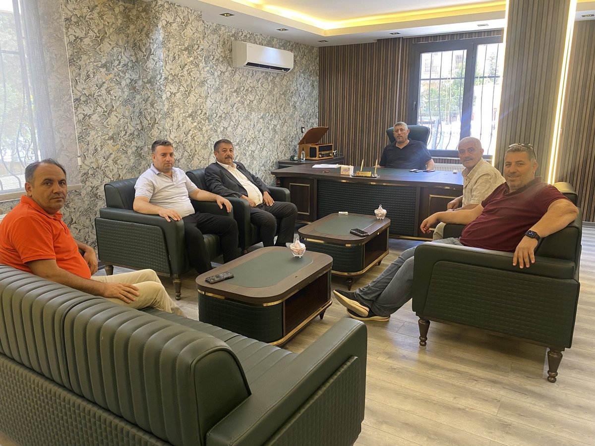 farukbayuknet's tweet photo. Hilvan muhtarlar derneği Başkanı Amcamoğlu @HalilBayuk1 yeni bürosuna hayırlı olsun ziyaretinde bulunduk. Rabbim hayırlı uğurlu etsin.Kibar ev sahipliği için muhtarımıza teşekkür ederiz. @MehmetBaylan @EdipBaylan #KemalKarakuş https://t.co/vpvYzlFwlU