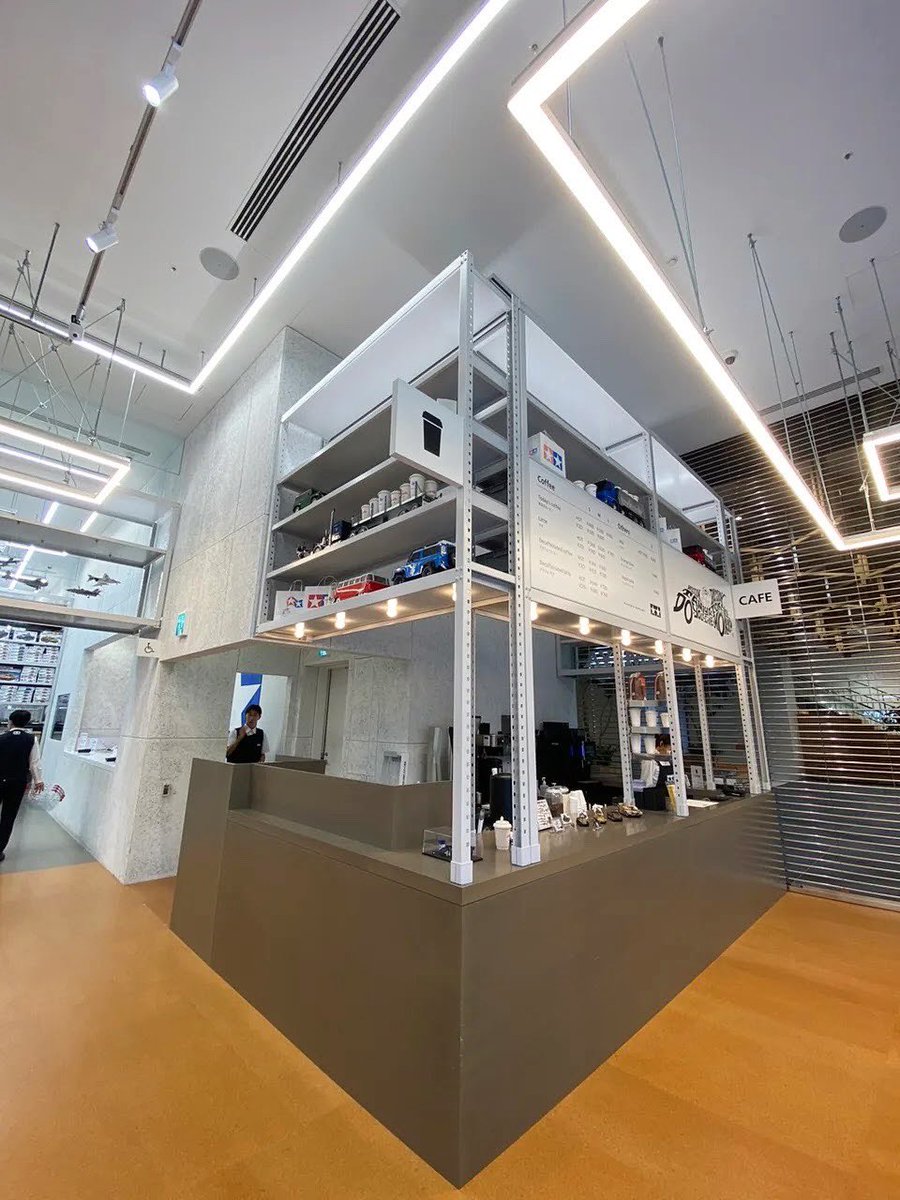 タミヤ製品約6,000アイテムが集まる
「タミヤ プラモデルファクトリー トーキョー」に行ってきました。高さ約4ｍ、全長約100ｍの店内には大きな棚が配置されていてたくさんの模型に囲まれる趣味の部屋のようで様々な歩いて回ったりするきっかけを生んでいるらしい。内装設計はトラフ建築設計事務所。