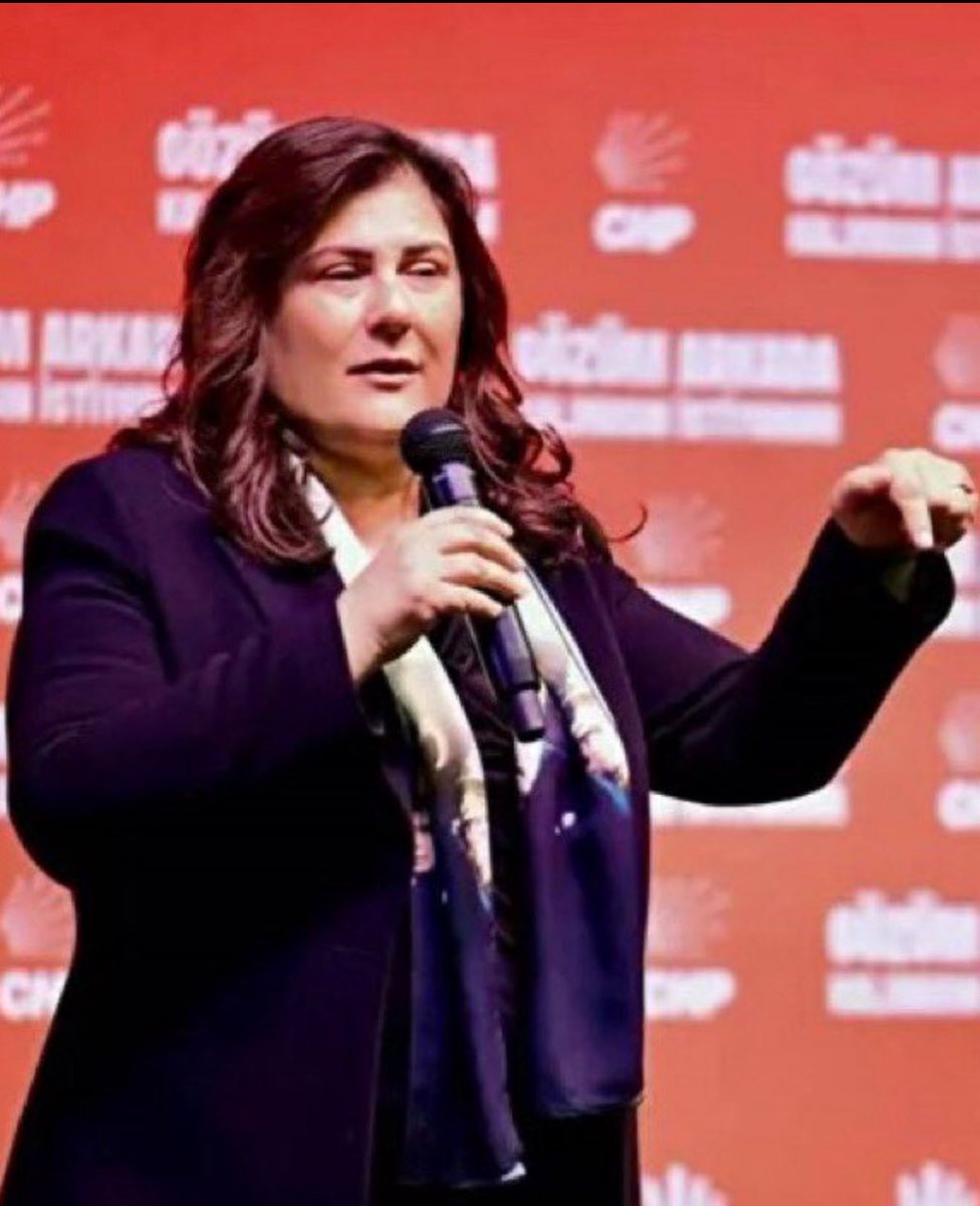 muberra_koroglu's tweet photo. Topuklayan efe Özlem Çerçioğlu!  
Ferdi Zeyrek’in cenaze törenine iyi bak! 

Bu halk kimi nasıl uğurlayacağını ve nasıl anacağını iyi bilir

Sen sadece öleceksin ve seçmenine ihanetinle hatırlanacaksın!  

#FerdiZeyrek Özgür Özel #ÖzlemÇerçioğlu Aydın Ak partiye İhsan Aktaş https://t.co/f3KlByPY87