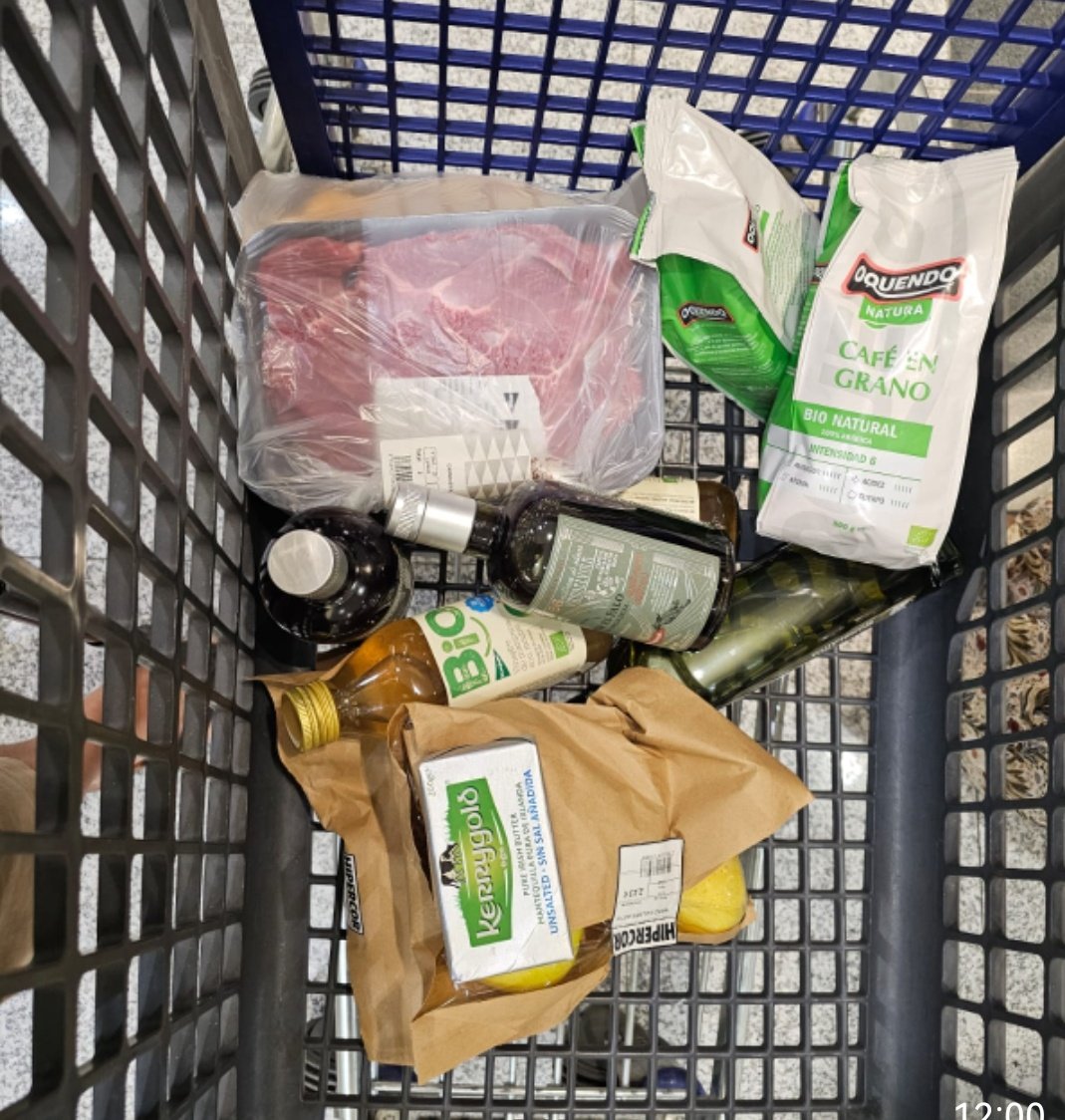 MBFestudio's tweet photo. 100 euros, 4 manzanas, un par de patatas, aceite oliva, mantequilla, uun poco de carne ternera, un poco de pollo, vinagre y café 🫨😳😳 https://t.co/LsBNU9XKb0