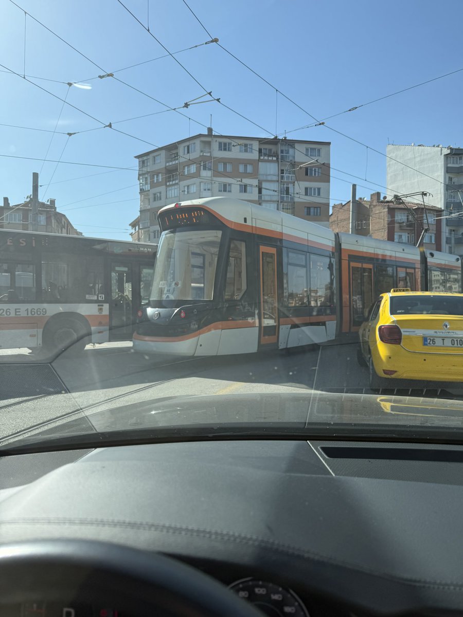 Güzel şehrim Eskişehir’de toplu taşımanın hali...

Tramvay, otobüs, taksi… Hepsi tek karede. 40 dakikadır kim gitse diye toplantı yapıyorlar :)) #eskisehir #trafik