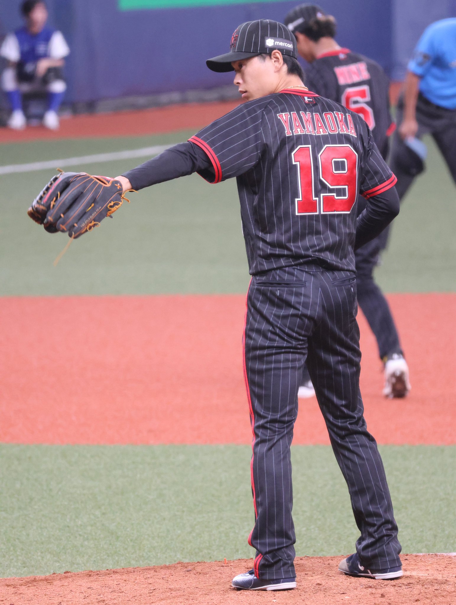 山岡泰輔 ユニフォーム 復刻ユニフォーム⚾️⁣ どうですか？似合ってます？🤣⁣ なかなか