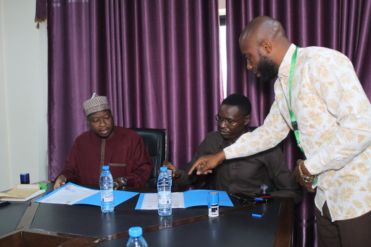 cam_crid's tweet image. CRID signed a partnership with @TOURISTIQUEEXP1 (#TL), specializing in intercity delivery. This collaboration supports #CRID’s #sequencing services under the #AVecGen project. TL will safely transport #biological samples from ten #Cameroon regions to CRID’s facilities in Yaoundé.