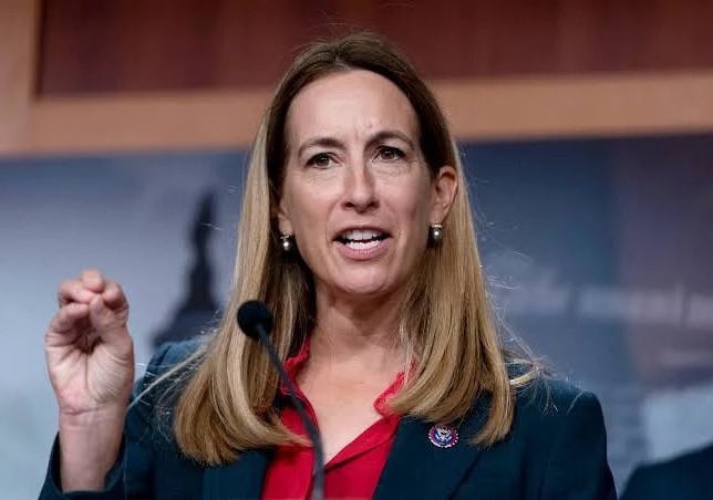 Maggie-Mae 🇺🇸🦅 (@sbh08mae) on Twitter photo #ProudBlue #wtpBLUE #DemsUnited 
Democrat, Mikie Sherrill has a 6 point lead over Republican, Jack Ciattarelli - This isn't a comfortable lead with less than 3 months to go
Voters are worried Ciattarelli won’t stand up to Trump corruption and he supports Trump’s about lowering #ProudBlue #wtpBLUE #DemsUnited 
Democrat, Mikie Sherrill has a 6 point lead over Republican, Jack Ciattarelli - This isn't a comfortable lead with less than 3 months to go
Voters are worried Ciattarelli won’t stand up to Trump corruption and he supports Trump’s about lowering