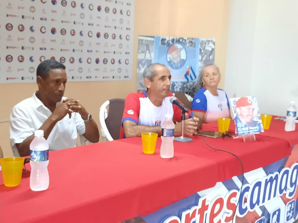 camaguey_inder's tweet image. El libro Al Atleta Mayor dedicado a Fidel fue presentado hoy en el Inder #Camagüey. La Gloria del #DeporteCubano Luis Ulacia Álvarez contó a los presentes sus vivencias con el líder cubano recogidas en el volumen 
Homenaje a #FidelPorSiempre 
#100AñosConFidel
#FidelEnCamagüey