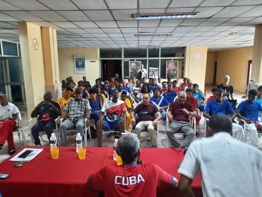 camaguey_inder's tweet image. El libro Al Atleta Mayor dedicado a Fidel fue presentado hoy en el Inder #Camagüey. La Gloria del #DeporteCubano Luis Ulacia Álvarez contó a los presentes sus vivencias con el líder cubano recogidas en el volumen 
Homenaje a #FidelPorSiempre 
#100AñosConFidel
#FidelEnCamagüey