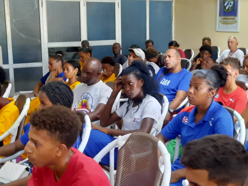 camaguey_inder's tweet image. El libro Al Atleta Mayor dedicado a Fidel fue presentado hoy en el Inder #Camagüey. La Gloria del #DeporteCubano Luis Ulacia Álvarez contó a los presentes sus vivencias con el líder cubano recogidas en el volumen 
Homenaje a #FidelPorSiempre 
#100AñosConFidel
#FidelEnCamagüey