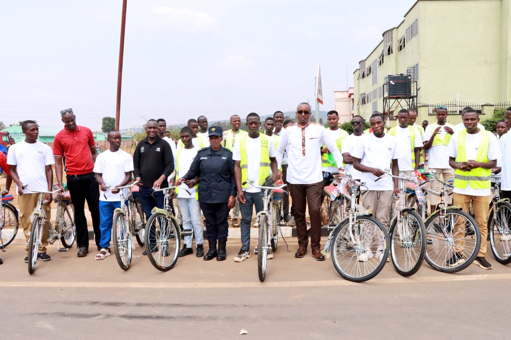Bugesera District (@bugeseradistr) on Twitter photo Kuri uyu munsi kandi, Meya <a href="/MutabaziRich/">Richard Mutabazi</a> ari kumwe n'Umuyobozi ushinzwe guhuza ibikorwa bya Polisi n'abaturage muri #Bugesera, SP Nyiraneza Margeurite, yahaye amagare 10 urubyiruko rwavuye #Iwawa rwibumbira muri Koperative #ABIZERWA ikora umwuga wo gutwara abagenzi ku magare. Kuri uyu munsi kandi, Meya <a href="/MutabaziRich/">Richard Mutabazi</a> ari kumwe n'Umuyobozi ushinzwe guhuza ibikorwa bya Polisi n'abaturage muri #Bugesera, SP Nyiraneza Margeurite, yahaye amagare 10 urubyiruko rwavuye #Iwawa rwibumbira muri Koperative #ABIZERWA ikora umwuga wo gutwara abagenzi ku magare.