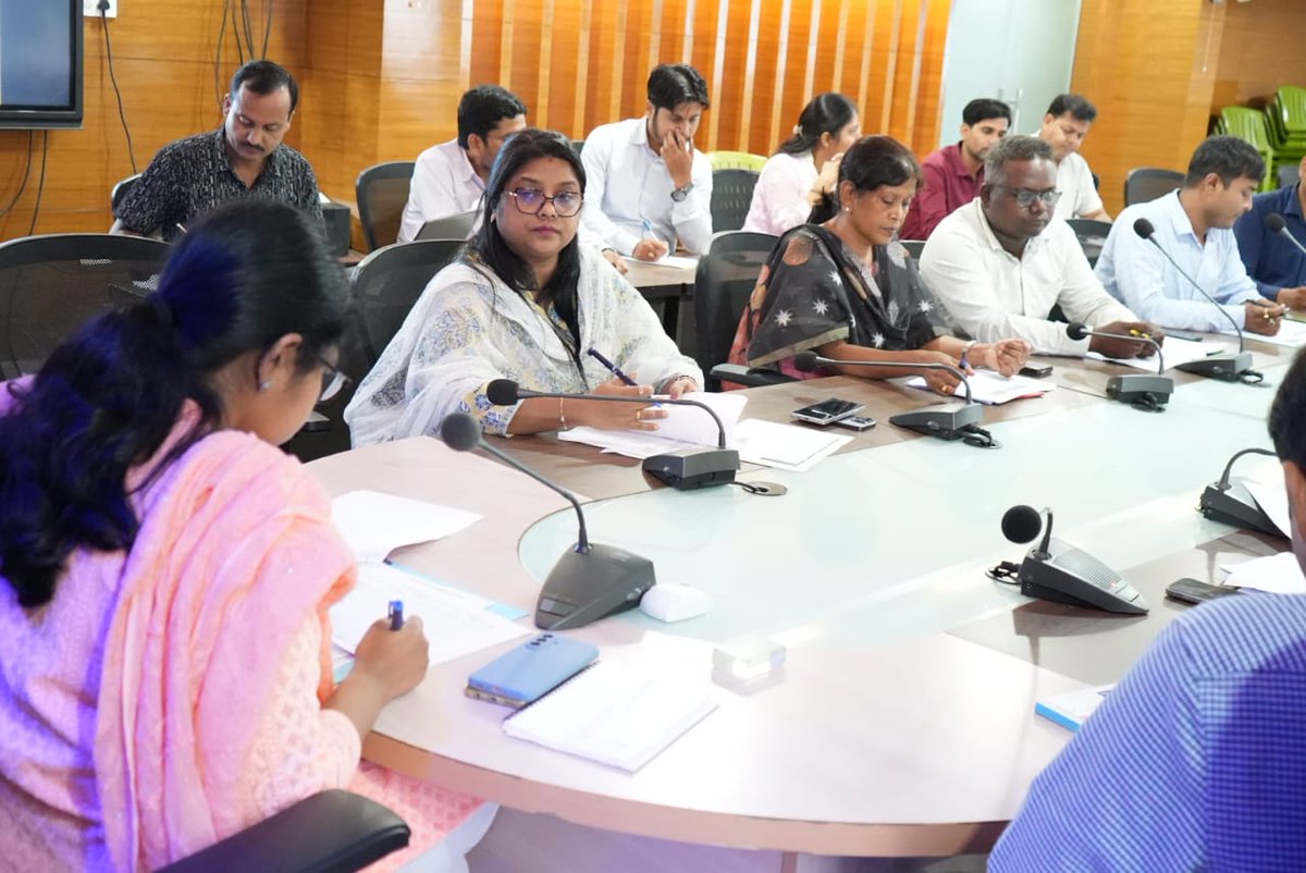 PalamuLibrary's tweet image. डीसी ने डीईजीएस व ई गवर्नेंस के तहत किये जा रहे कार्यों की समीक्षा की* 
उपायुक्त सह जिला दंडाधिकारी समीरा एस की अध्यक्षता में बुधवार को जिला पुस्तकालय  के सुचारू रूप से संचालन /डीईजीएस/ई-ऑफिस यूआईडीएआई/एनआईसी/आधार संबंधी बैठक आयोजित  की गयी।