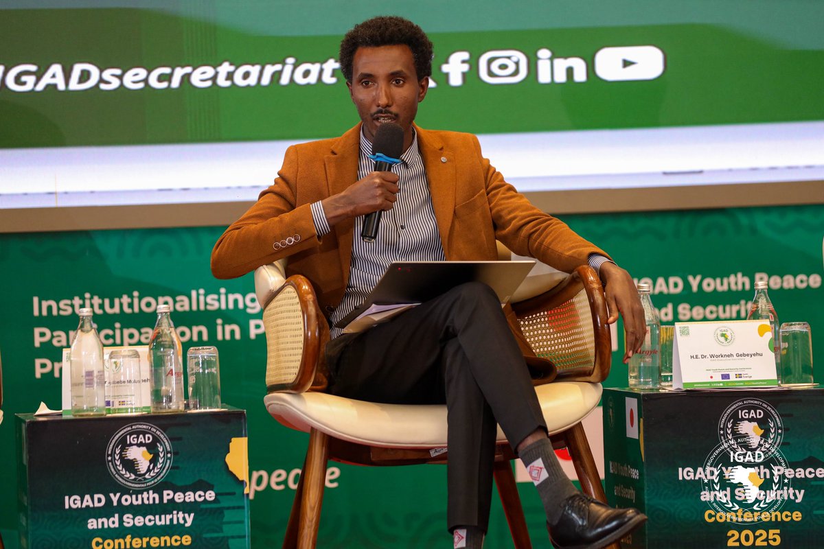 IGADgender's tweet photo. Panel 3: The Role of Digital Platforms in Peacebuilding

Moderated by @ekina_vicky at #IGADYouth4Peace, youth, experts & leaders explored how tech, policy & grassroots action can unite our region..

🎥 @FarmGirlDJ 🇩🇯: Use short videos, stories & dialogue to spread peace; report hate speech & violence.

⚖️ Dr. Yechale Degu 🇪🇹: Reform monetization models that reward harmful content; create tools to flag AI deepfakes & misinformation.

📰 @RuthAtim 🇺🇬: Practice constructive journalism; spotlight youth solutions; build platforms like podcasts, YouTube & blogs.

#IGADGender