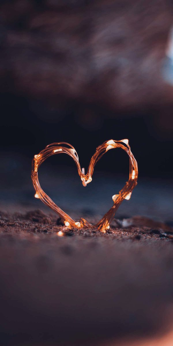 لَو كُنتُ أَعلَمُ أَنَّ الحُبَّ يَقتُلُني

أَعدَدتُ لي قَبلَ أَن أَلقاكِ أَكفانا

بشار بن برد