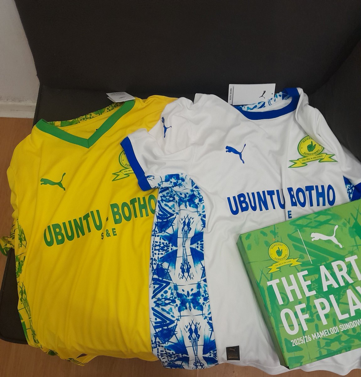Lunga110's tweet image. Hugely appreciative of @PUMASouthAfrica gesture of Mamelodi Sundowns Home and Away jerseys delivery. Beautiful!