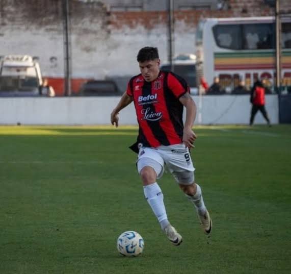 LaTribunaPer's tweet photo. 🚨🚨Facundo Pons separado definitivamente del Club defensores de Belgrano luego de reiteradas expulsiones producto de conductas inapropiadas.

📍Recordemos que años anteriores el jugador estuvo en el radar de la U. https://t.co/SD4yzO4POa