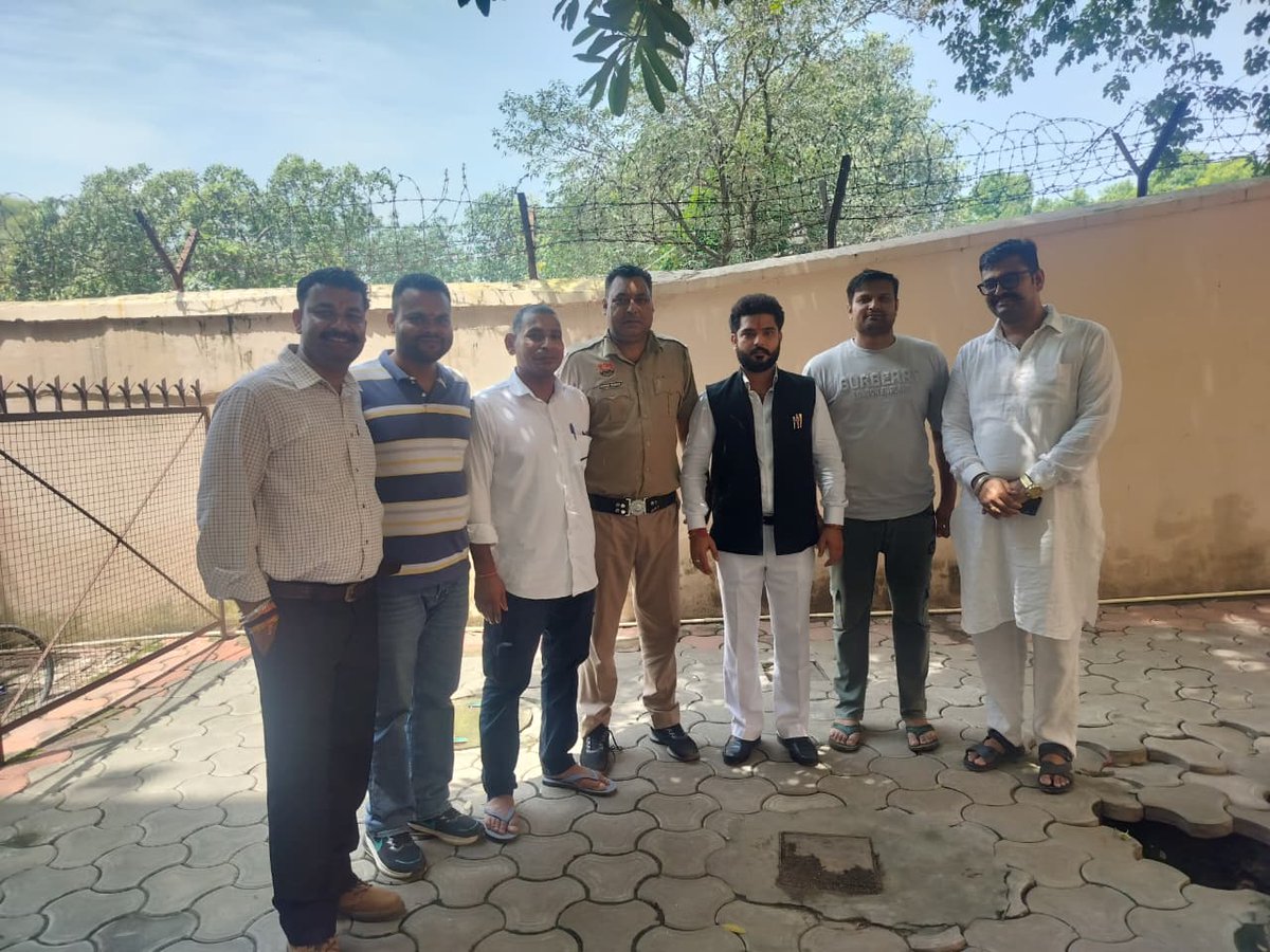 STFpanchkula's tweet photo. श्री रामचंद्र जी की जय हो
हरियाणा पुलिस में कार्यरत बहुत ही प्रतिष्ठित बंधु एवं हमारे स��गठन के कर्मठ साथी मनु शर्मा जी,दीपक कौशिक जी,पीयूष शर्मा जी एवं विकास राणा जी धर्म रक्षा से संबंधित किए गए कार्यों हेतु भगवान श्री राम जी का शास्त्र फरसा देकर सम्मानित किया
एडवोकेट गर्वेश राणा https://t.co/wyMqZ49aey