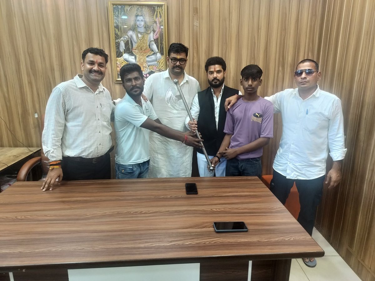 STFpanchkula's tweet photo. श्री रामचंद्र जी की जय हो
हरियाणा पुलिस में कार्यरत बहुत ही प्रतिष्ठित बंधु एवं हमारे स��गठन के कर्मठ साथी मनु शर्मा जी,दीपक कौशिक जी,पीयूष शर्मा जी एवं विकास राणा जी धर्म रक्षा से संबंधित किए गए कार्यों हेतु भगवान श्री राम जी का शास्त्र फरसा देकर सम्मानित किया
एडवोकेट गर्वेश राणा https://t.co/wyMqZ49aey