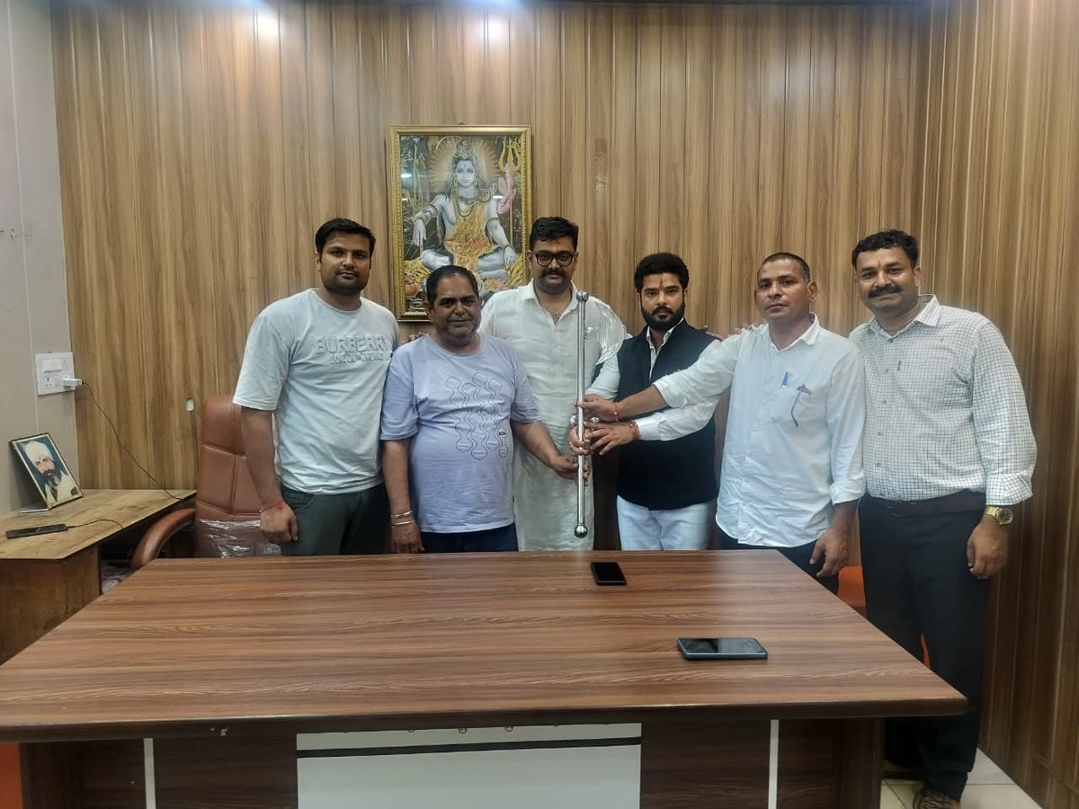 STFpanchkula's tweet photo. श्री रामचंद्र जी की जय हो
हरियाणा पुलिस में कार्यरत बहुत ही प्रतिष्ठित बंधु एवं हमारे स��गठन के कर्मठ साथी मनु शर्मा जी,दीपक कौशिक जी,पीयूष शर्मा जी एवं विकास राणा जी धर्म रक्षा से संबंधित किए गए कार्यों हेतु भगवान श्री राम जी का शास्त्र फरसा देकर सम्मानित किया
एडवोकेट गर्वेश राणा https://t.co/wyMqZ49aey