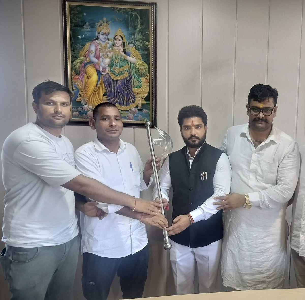 STFpanchkula's tweet photo. श्री रामचंद्र जी की जय हो
हरियाणा पुलिस में कार्यरत बहुत ही प्रतिष्ठित बंधु एवं हमारे स��गठन के कर्मठ साथी मनु शर्मा जी,दीपक कौशिक जी,पीयूष शर्मा जी एवं विकास राणा जी धर्म रक्षा से संबंधित किए गए कार्यों हेतु भगवान श्री राम जी का शास्त्र फरसा देकर सम्मानित किया
एडवोकेट गर्वेश राणा https://t.co/wyMqZ49aey