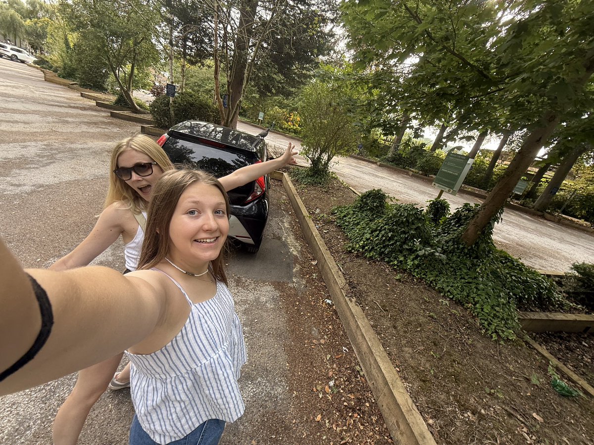 hanniextra's tweet photo. historical houses, theme parks, star gazing and SO many animals. abs i love u so so bad i’m so lucky i met u🫶🏼🫶🏼🫶🏼🫶🏼 https://t.co/tHGvjjS7JA