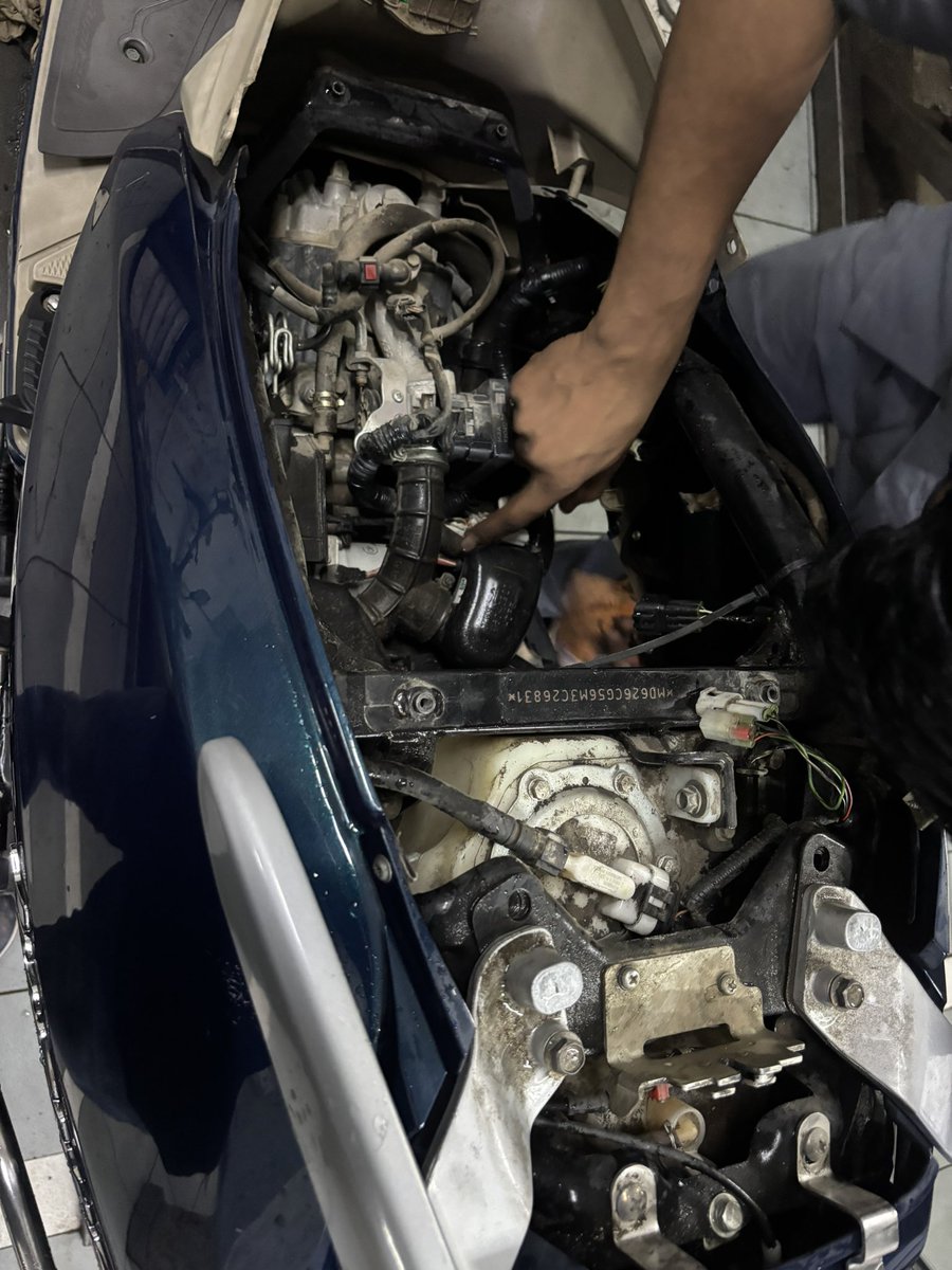 sinhaAbi17's tweet image. See how #E20 destroying your vehicle

My scooty which has not run even 10,000 kms and is well maintained, its fuel pump has gone because of e20 fuel.

Even this is bs6 phase 1 2021 model &amp;amp; this is unable to handle #E20Petrol 

Today I paid Rs 3250 for this thing

@kapsology